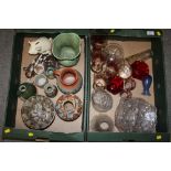 A TRAY OF STUDIO POTTERY ETC TOGETHER WITH A TRAY OF GLASSWARE