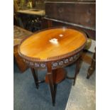 AN EARLY 20TH CENTURY MAHOGANY OVAL OCCASIONAL TABLE A/F H-71 W-58 CM