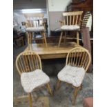 AN ANTIQUE STYLE PINE KITCHEN TABLE WITH SINGLE DRAWER AND TURNED LEGS WITH FOUR CHAIRS TABLE H-81