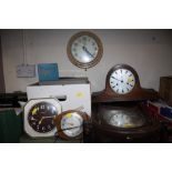 A QUANTITY OF VINTAGE CLOCKS TO INCLUDE A TEMCO ELECTRIC WALL CLOCK, PRESIDENT WALL CLOCK, ETC.