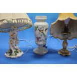 A HAND PAINTED VICTORIAN GLASS VASE WITH BIRD DETAIL TOGETHER WITH TWO CONTINENTAL CERAMIC LAMPS A/