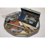 A BOX OF COLLECTABLES TO INCLUDE PEN KNIVES