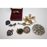 A BAG OF ASSORTED JEWELLERY TO INCLUDE A YELLOW METAL MULTI STONE DRESS RING, SWIVEL FOB, BROOCHES