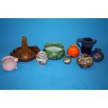 A COLLECTION OF STUDIO POTTERY TOGETHER WITH A MAJOLICA LIDDED POT S/D