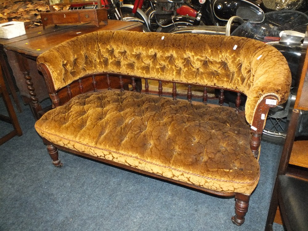 AN EDWARDIAN MAHOGANY UPHOLSTERED SMALL CURVED BACK SETTEE W- 134 CM