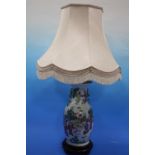 A LARGE CHINESE CERAMIC EXTENDING FIGURAL LAMP VASE, EXTENDED HEIGHT 105 CM, VASE HEIGHT 46 CM