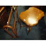 AN EDWARDIAN MAHOGANY OCCASIONAL TABLE AND A TOWEL RAIL (2)