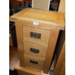 A SINGLE MODERN OAK 3 DRAWER BEDSIDE CHEST H-70 W-45 CM