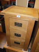 A SINGLE MODERN OAK 3 DRAWER BEDSIDE CHEST H-70 W-45 CM