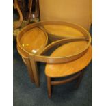 A RETRO GLASS TOPPED TEAK COFFEE/NEST OF TABLES WITH 3 'EYE' SHAPED NESTS H-51 DIA 81 CM WITH A