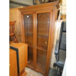 A TALL REPRODUCTION GLAZED BOOKCASE H-182 CM W-88 CM