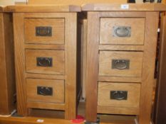 A PAIR OF MODERN OAK 3 DRAWER BEDSIDE CHESTS H-70 CM W-45 CM (2)