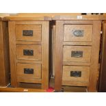 A PAIR OF MODERN OAK 3 DRAWER BEDSIDE CHESTS H-70 CM W-45 CM (2)