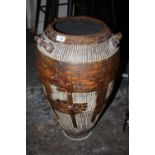 A LARGE CERAMIC TRI-HANDLED WOOD EFFECT VASE HEIGHT - 60CM