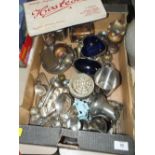 A TRAY OF ASSORTED METALWARE TO INCLUDE A QUANTITY OF SILVER PLATED CUTLERY