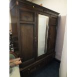 AN EARLY 20TH CENTURY OAK MIRRORED WARDROBE WITH DRAWER TO THE BASE H 203 cm, W 158 cm