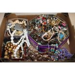 A BOX OF ASSORTED COSTUME JEWELLERY