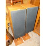 A PAIR OF LARGE' MONITOR AUDIO' SPEAKERS ON STANDS H-64.5 CM (2)