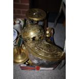 A TRAY OF VINTAGE BRASSWARE TO INCLUDE A CEILING LIGHT, TRIVET STAND, BRASS WEIGHTS ETC