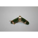 A 9CT ROSE GOLD MOUNTED JADE BROOCH IN THE FORM OF A BOOMERANG