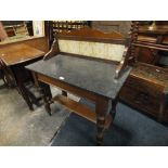 AN ANTIQUE MARBLE TOPPED WASHSTAND WITH TILED BACK H-103 W-91 CM