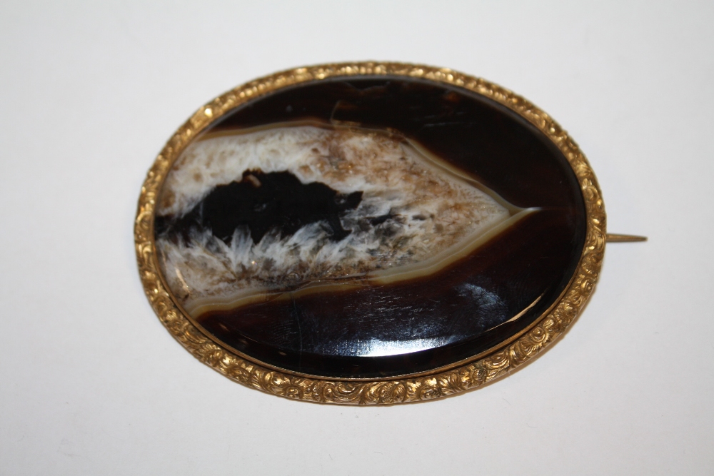 A LARGE ANTIQUE AGATE AND PINCHBECK BROOCH