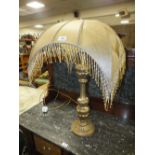 A GILT CHALK DECORATIVE TABLE LAMP WITH SHADE OVERALL H-74 CM