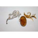 AN AMBER SET DRESS RING, TOGETHER WITH TWO BROOCHES