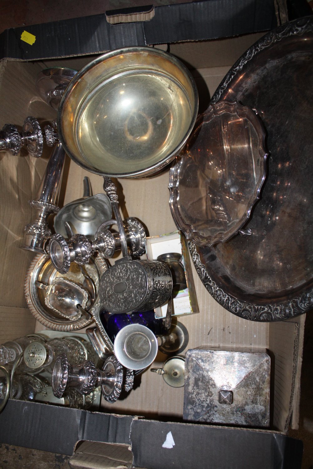 A TRAY OF SILVER PLATED METALWARE TO INCLUDE A CANDELABRA FOOTED BOWL ETC. - Image 2 of 2