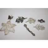 A COLLECTION OF SILVER AND WHITE METAL BROOCHES ETC. TO INCLUDE A LARGE SILVER FILIGREE FLOWER