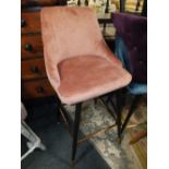 A SINGLE MODERN PINK UPHOLSTERED BAR STOOL