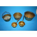 A COLLECTION OF BRASS JAM PANS AND COOKING PANS (5)