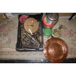 A TRAY OF VINTAGE METALWARE TO INCLUDE A COPPER CHARGER, CAST METAL WEIGHTS ETC