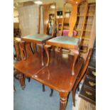 A VICTORIAN MAHOGANY PULL-OUT EXTENDING DINING TABLE WITH ONE SPARE LEAF H-72 W-101 L-110 CM L-165