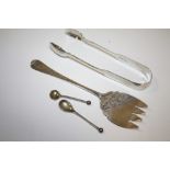 A PAIR OF HALLMARKED SILVER TONGUES TOGETHER WITH A SILVER FORK AND TWO SILVER CONDIMENT SPOONS