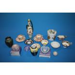 A COLLECTION OF ASSORTED CERAMICS TO INCLUDE GOUDA VASE, WEDGWOOD JASPERWARE, PORTMEIRION ETC.