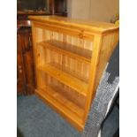 A MODERN HONEY PINE OPEN BOOKCASE H-108 CM W-96 CM