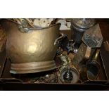 A TRAY OF ASSORTED METALWARE TO INCLUDE A COPPER COAL BUCKET, WARMING PAN, JUGS ETC.