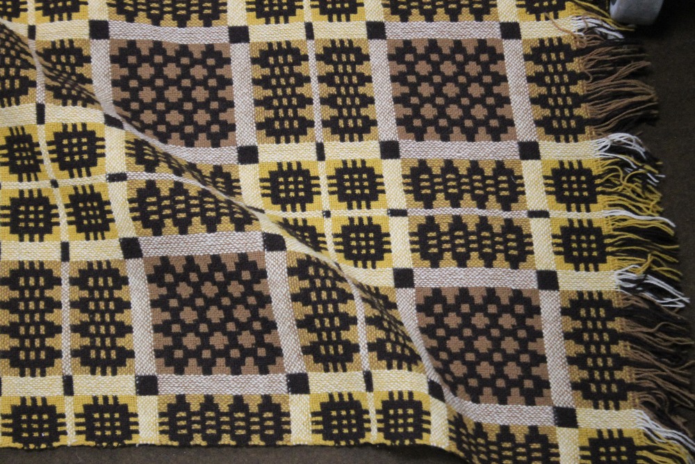 A VINTAGE WELSH WOOL BLANKET, WITH "'WELSH WOOLLENS"' LABEL 242 cm x 200 cm. - Image 5 of 6