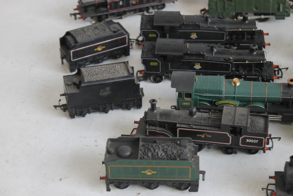 SEVENTEEN UNBOXED 00 GAUGE STEAM TANK/SHUNTER UNITS BY TRIANG, LIMA NEW RAY ETC. plus four tenders. - Image 4 of 4