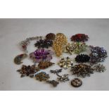 A COLLECTION OF VINTAGE BROOCHES