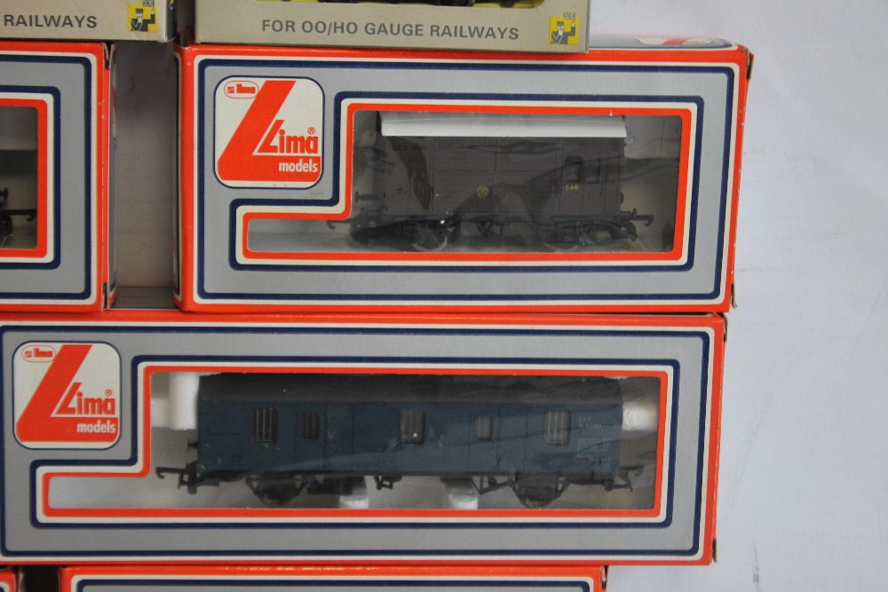 TWO BOXED LIMA GOLDEN ARROW CARRIAGES 9200, FOUR BOXED LIMA COVERED WAGONS 305625W, 'OO GAUGE', - Image 3 of 7