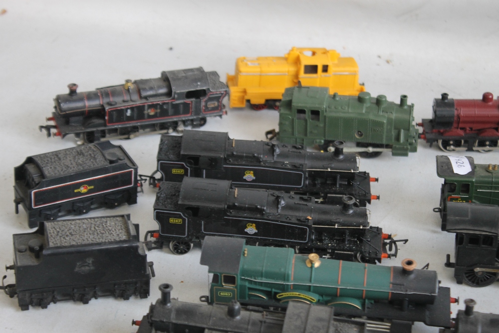 SEVENTEEN UNBOXED 00 GAUGE STEAM TANK/SHUNTER UNITS BY TRIANG, LIMA NEW RAY ETC. plus four tenders. - Image 2 of 4