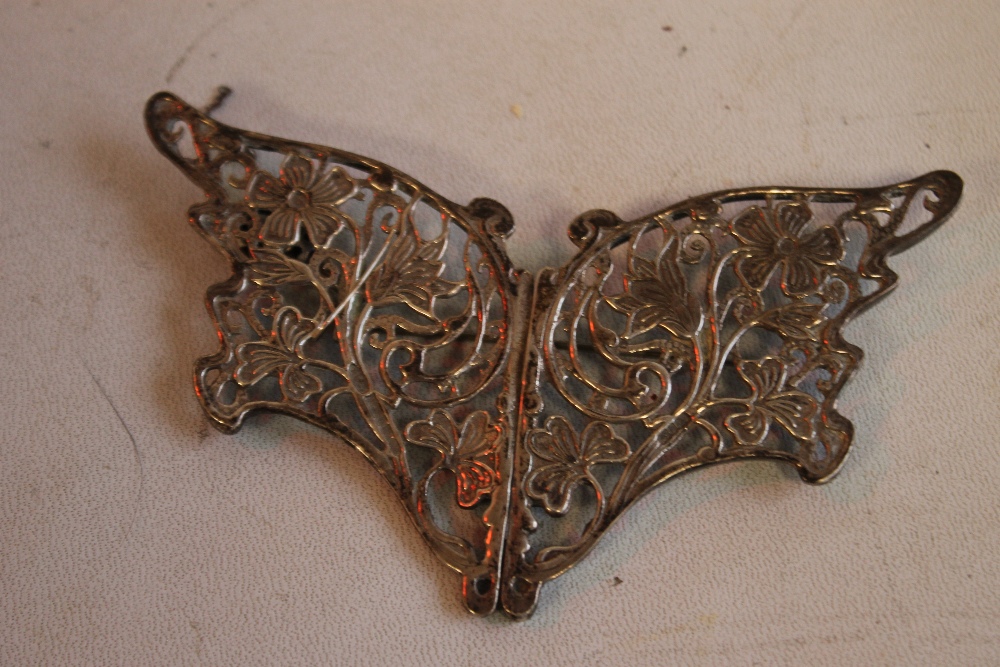 A CIGAR BOX OF VINTAGE COSTUME JEWELLERY, to include a brooch made from a nurse's buckle etc - Image 3 of 7