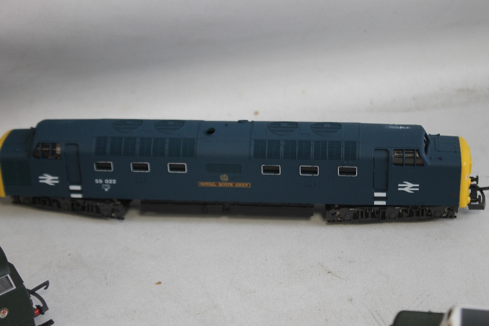 FOUR BOXED LIMA LOCOMOTIVES 'OO GAUGE' to include 205105 The Green Howards, 205144 Express - Image 3 of 5