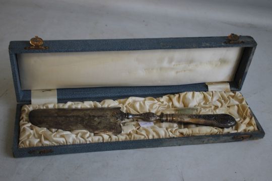 A CONTINENTAL WHITE METAL CAKE SLICE in a fitted box - Image 5 of 5