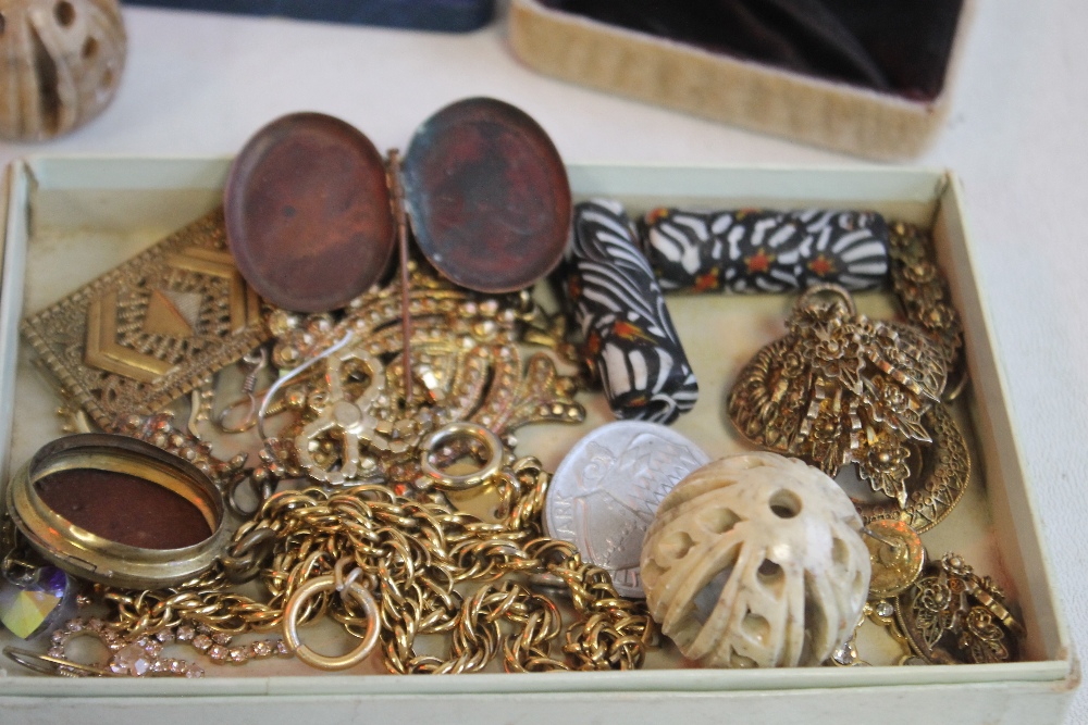 A CIGAR BOX OF VINTAGE COSTUME JEWELLERY, to include a brooch made from a nurse's buckle etc - Image 2 of 7