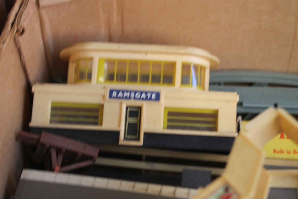 A BOX CONTAINING TRIANG TT SCALE, LOCOMOTIVES with carriages, track, platforms etc. - Image 4 of 4