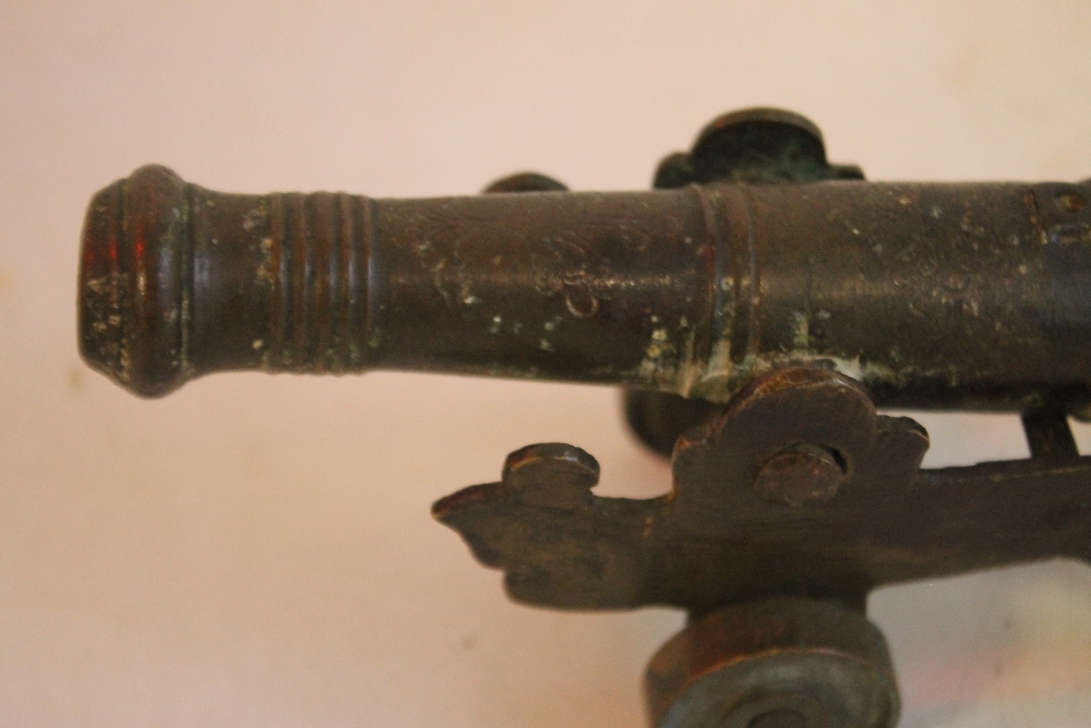 A SMALL ANTIQUE SIGNAL CANNON ON SHEET METAL CARRIAGE - Image 2 of 4