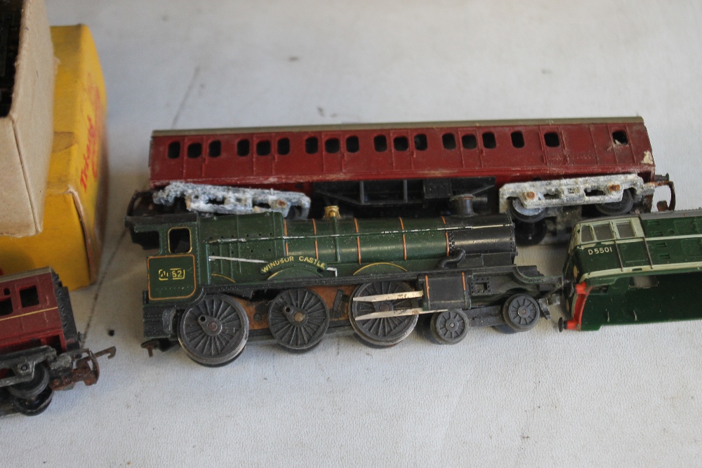 A BOX CONTAINING TRIANG TT SCALE, LOCOMOTIVES with carriages, track, platforms etc. - Image 3 of 4